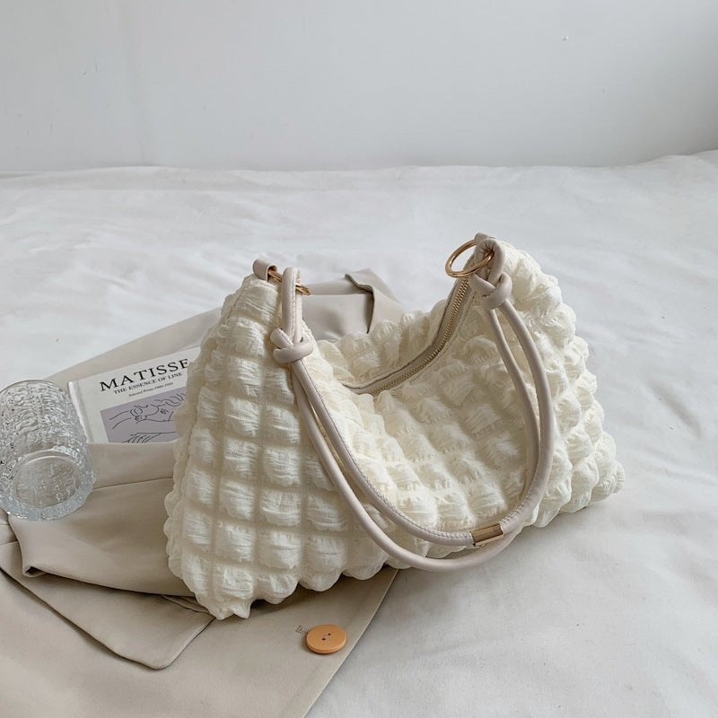 Sac à main blanc crème texturé ondulé jolieandjuliette élégant avec livre et accessoires