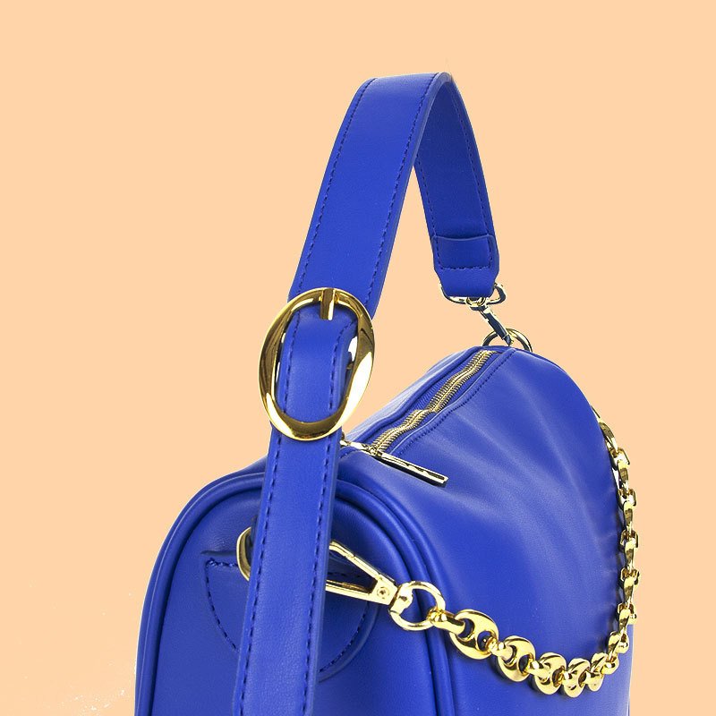 Sac à main bleu royal jolieandjuliette avec bandoulière et chaîne dorée élégant