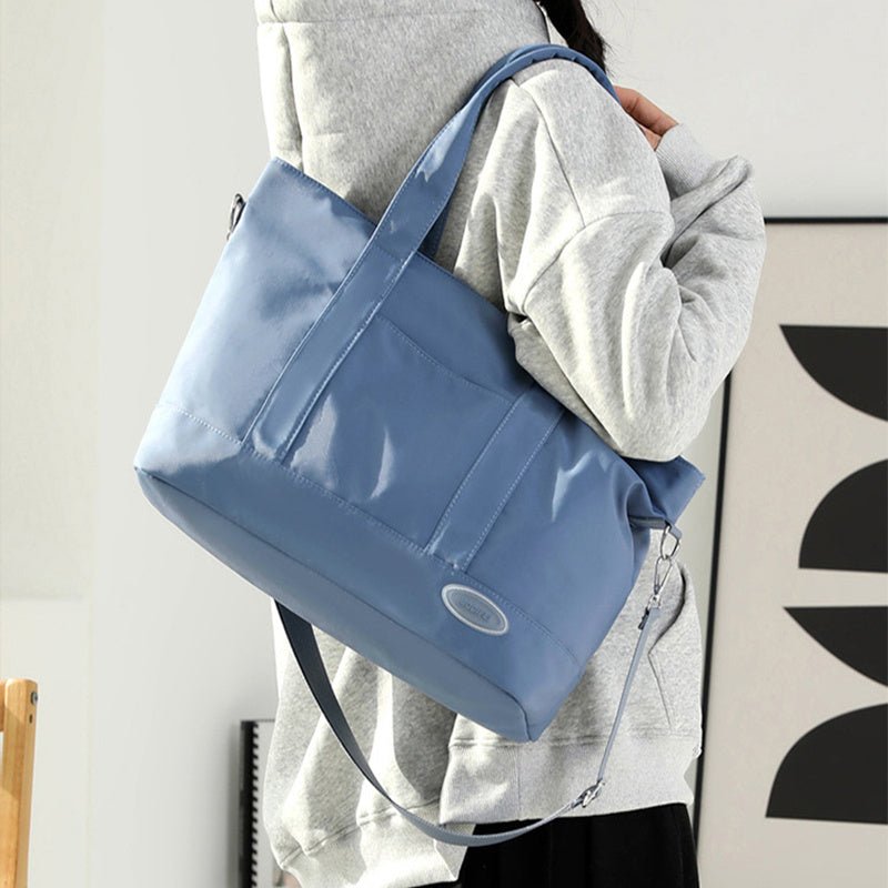 Sac cabas bleu ciel jolieandjuliette spacieux et polyvalent porté épaule