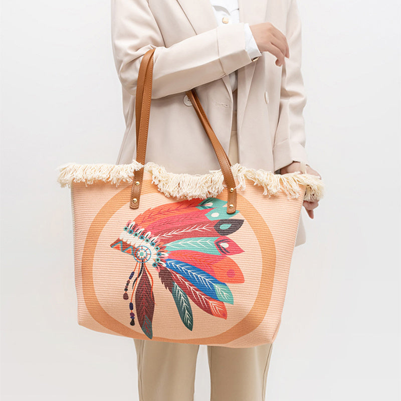 Sac cabas jolieandjuliette beige à franges avec motif plumes indiennes colorées