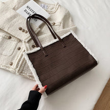 Sac cabas marron croco jolieandjuliette avec veste tweed blanche élégance hivernale