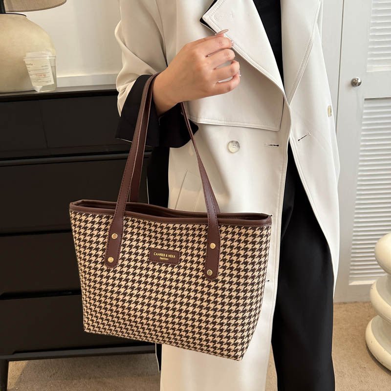 Sac cabas pied-de-poule marron et beige jolieandjuliette élégant pour femme style urbain