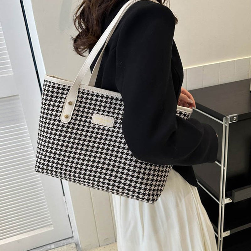 Sac cabas pied-de-poule noir et blanc jolieandjuliette élégant porté épaule femme