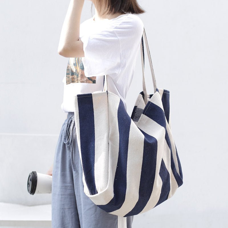 Sac cabas rayé bleu et blanc jolieandjuliette porté épaule style marin décontracté