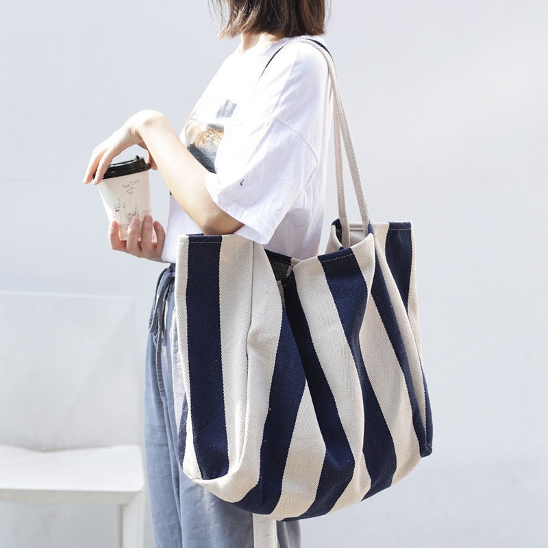 Sac cabas rayé bleu et blanc jolieandjuliette porté par femme style décontracté