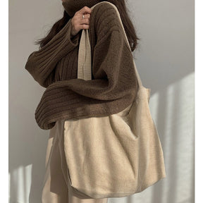 Sac cabas en velours côtelé beige jolieandjuliette porté avec pull marron chic