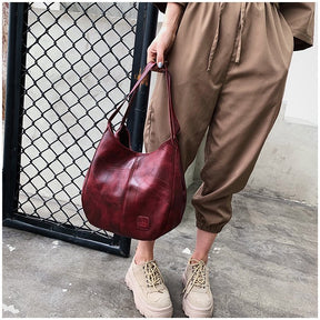 Sac hobo cuir bordeaux jolieandjuliette avec tenue beige style urbain casual