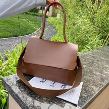 Sac à main cuir marron jolieandjuliette élégant bandoulière dans jardin verdoyant