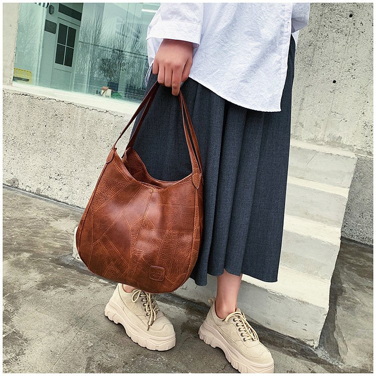 Sac hobo cuir marron jolieandjuliette style vintage porté casual avec jupe longue et baskets