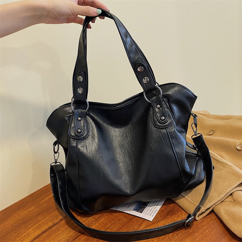 Sac cuir noir jolieandjuliette grand modèle bandoulière avec clous argentés