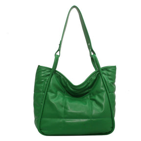 Sac à main vert en cuir matelassé jolieandjuliette porté épaule élégant femme