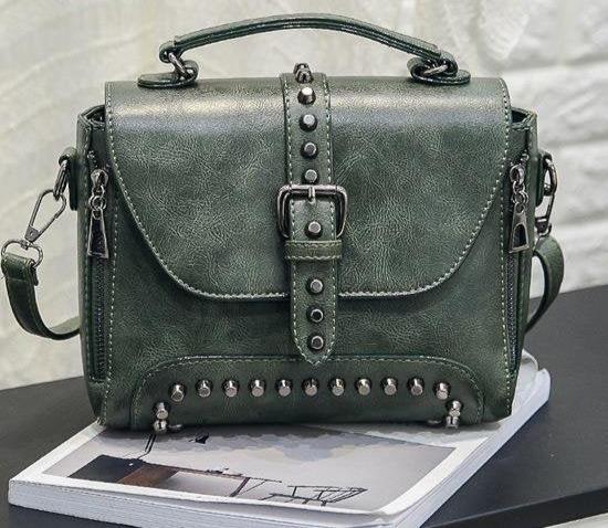 Sac à main vert foncé vintage jolieandjuliette en cuir avec clous et bandoulière