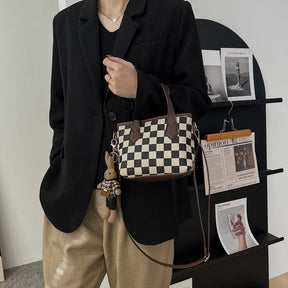 Sac damier noir et beige jolieandjuliette avec tenue professionnelle femme élégante