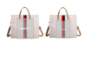 Sac fourre-tout blanc jolieandjuliette avec bandes tricolores, comparaison taille A4 et iPad