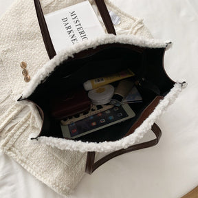 Sac fourre-tout blanc peluche jolieandjuliette ouvert montrant intérieur spacieux avec accessoires