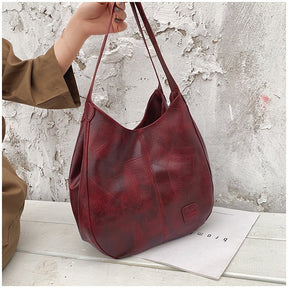 Sac hobo cuir bordeaux jolieandjuliette vintage spacieux porté épaule femme