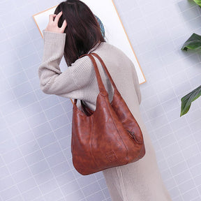 Sac hobo cuir marron jolieandjuliette porté épaule femme style décontracté chic