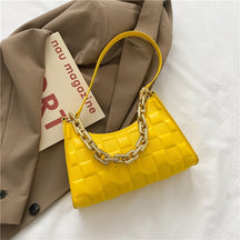 Sac à main jaune matelassé jolieandjuliette avec chaîne dorée, style moderne