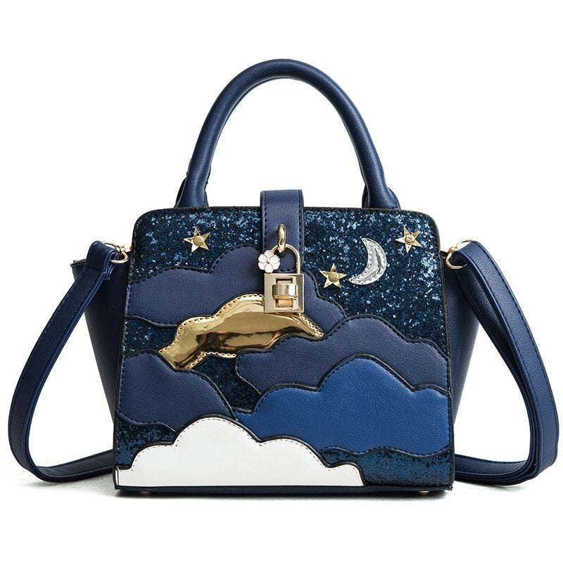 Sac à main bleu nuit jolieandjuliette avec motif ciel étoilé, nuages et dauphin doré