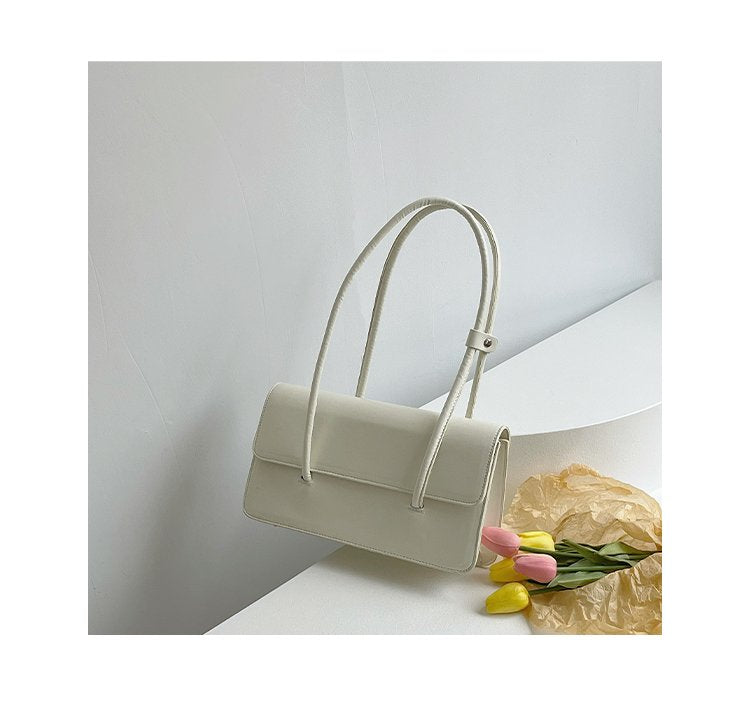 Sac à main blanc crème élégant jolieandjuliette avec tulipes colorées sur table blanche