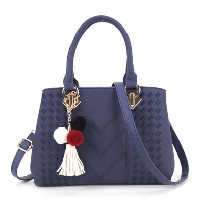 Sac à main bleu marine jolieandjuliette motif géométrique pompon tricolore élégant