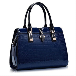 Sac à main en cuir bleu marine texturé croco jolieandjuliette avec poignées noires élégantes