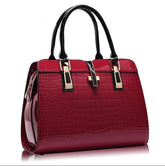 Sac à main cuir rouge croco jolieandjuliette élégant avec boucles dorées et anses noires