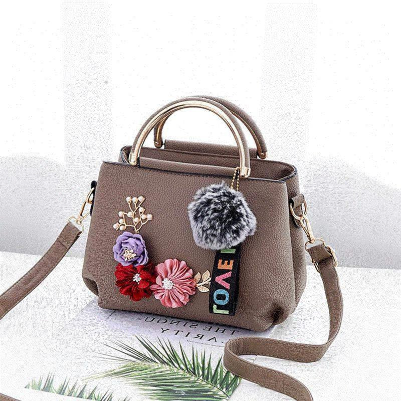 Sac à main taupe jolieandjuliette avec fleurs colorées, pompom et bandoulière ajustable