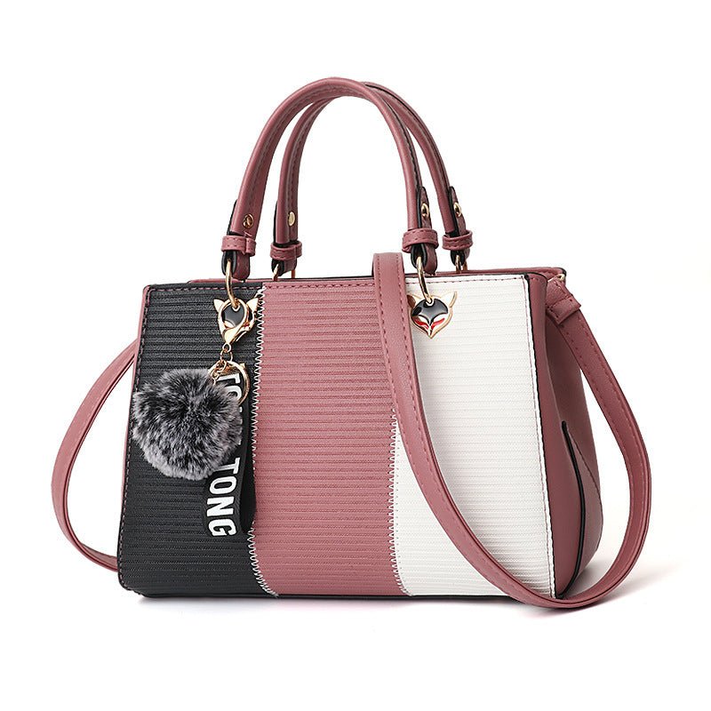 Sac à main tricolore jolieandjuliette rose noir blanc avec pompom et bandoulière