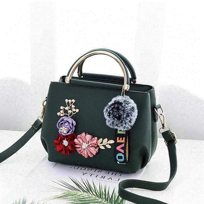 Sac à main vert jolieandjuliette avec fleurs décoratives, pompom et bandoulière amovible