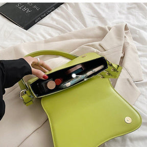 Sac à main vert lime jolieandjuliette compact ouvert montrant l'intérieur avec maquillage