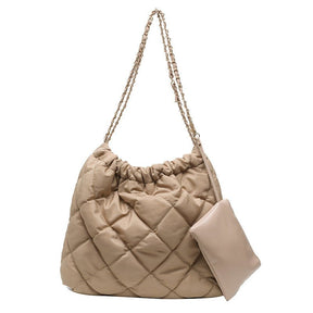 Sac matelassé beige jolieandjuliette avec chaîne dorée et pochette assortie