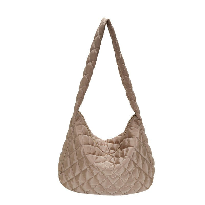 Sac hobo matelassé beige jolieandjuliette avec bandoulière tressée élégant et spacieux