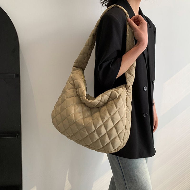 Sac matelassé beige jolieandjuliette style croissant hobo porté épaule tendance femme