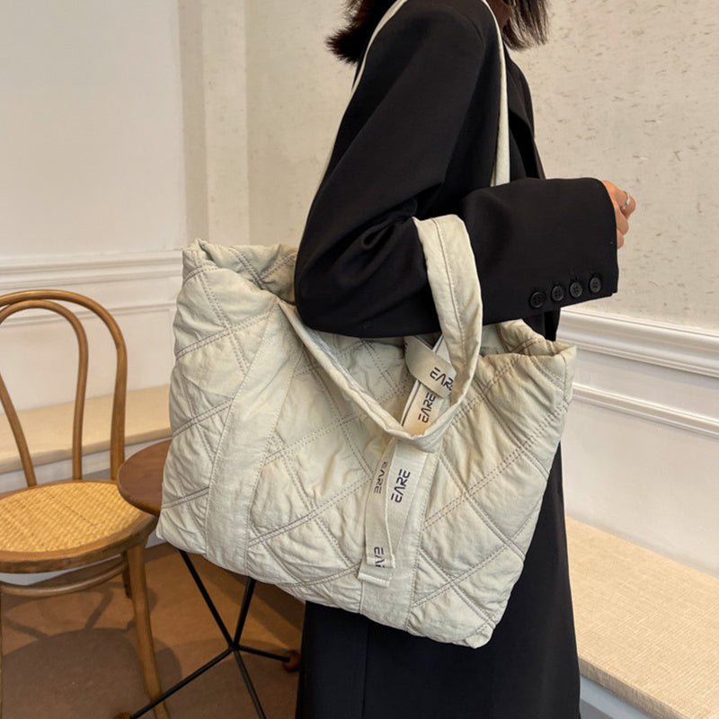 Sac matelassé blanc cassé jolieandjuliette fourre-tout élégant porté épaule femme