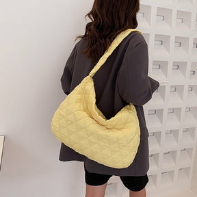 Sac matelassé jaune pastel jolieandjuliette porté épaule femme look tendance