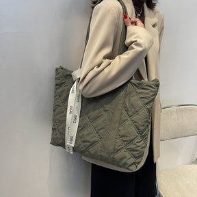 Sac matelassé vert olive jolieandjuliette tote bag casual chic femme manteau beige