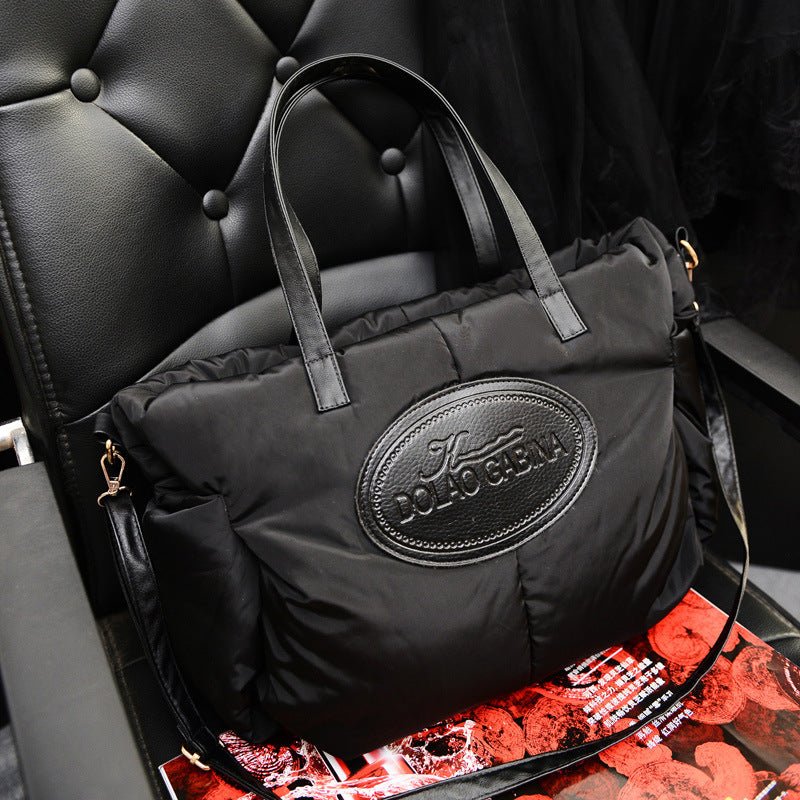 Sac luxe noir matelassé jolieandjuliette logo brodé intérieur voiture élégante