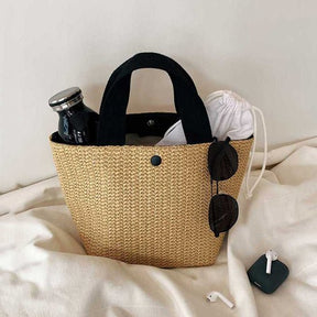 Sac de plage en paille beige jolieandjuliette avec anses noires et accessoires d'été