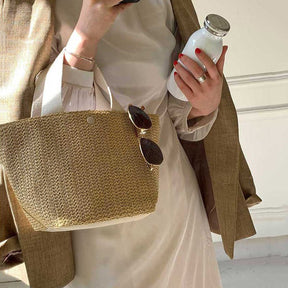 Sac en paille tressée beige jolieandjuliette avec tenue estivale élégante et accessoires