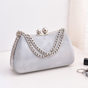 Sac pochette gris argent jolieandjuliette avec chaîne et fermoir boule pour soirée élégante