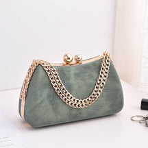 Sac pochette vert sauge jolieandjuliette avec chaîne dorée et fermoir élégant