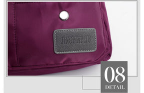 Détail sac jolieandjuliette prune avec badge cuir gris et bouton pression argenté