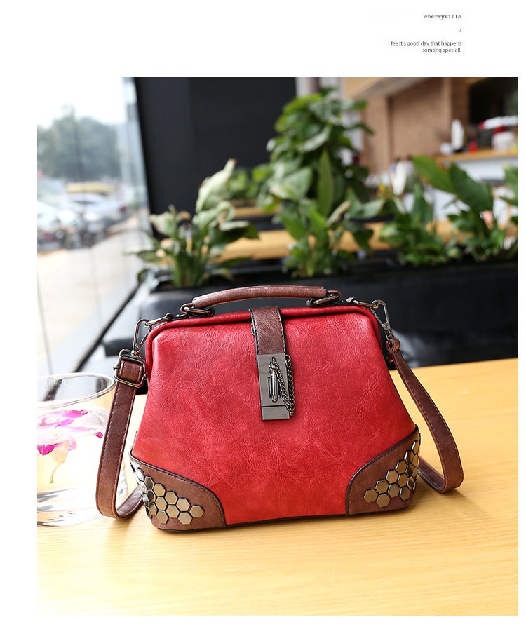 Sac à main rétro rouge et marron jolieandjuliette avec détails hexagonaux et bandoulière