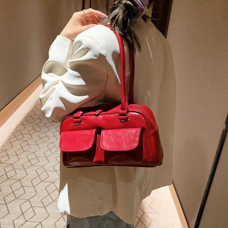 Sac à main rouge jolieandjuliette en cuir avec poches avant, porté épaule