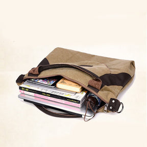 Sac fourre-tout jolieandjuliette en toile beige rempli de livres et accessoires