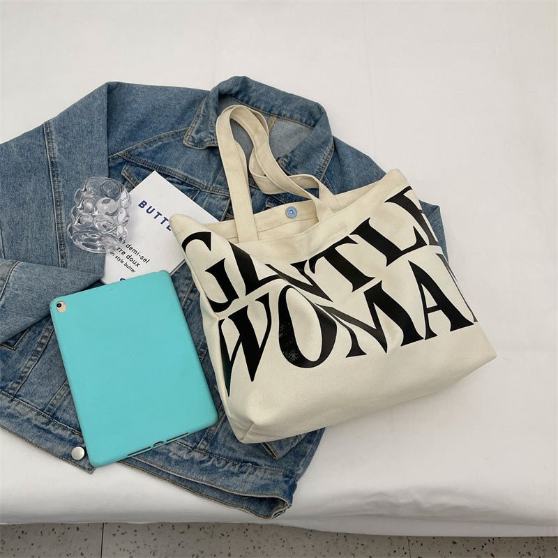 Sac en toile jolieandjuliette avec imprimé texte, veste en jean et tablette turquoise