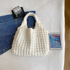 Sac à main tricoté blanc jolieandjuliette avec jean et tablette, accessoire mode tendance