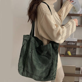 Sac en velours côtelé vert foncé jolieandjuliette porté épaule style casual fourre-tout