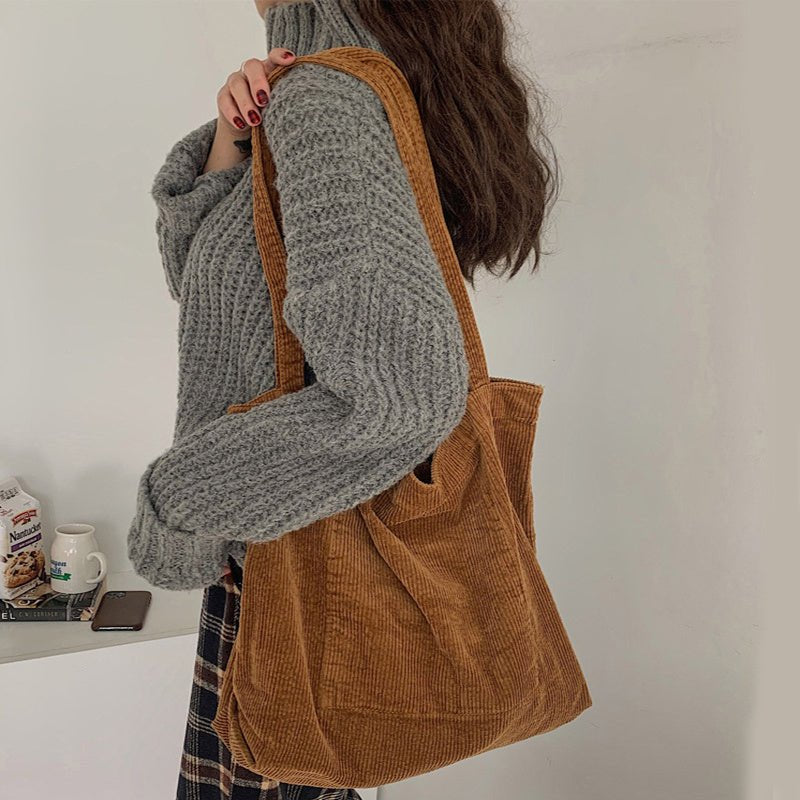 Sac tote en velours côtelé camel jolieandjuliette porté avec pull gris chunky